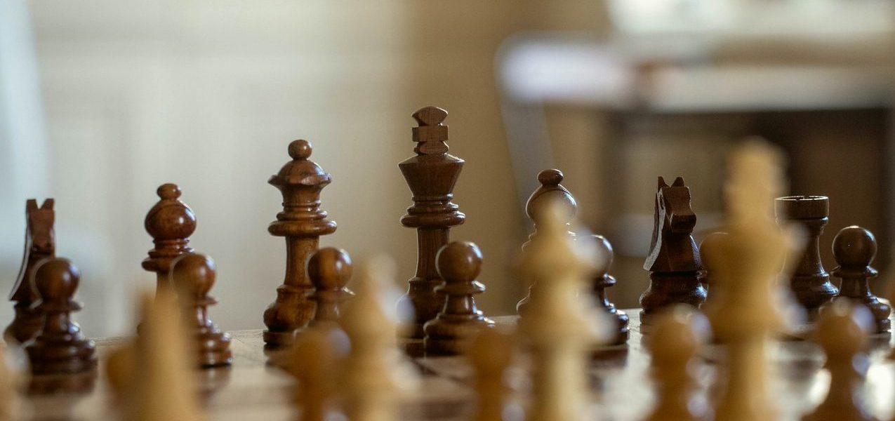 立博官方揭秘：国际象棋开局制胜法则，从棋盘智慧到极速赛车的战略启示